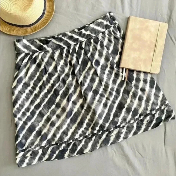 LOFT Dresses & Skirts - LOFT bluish-grey/white tie dye pattern lined skirt with hidden zipper SZ 14